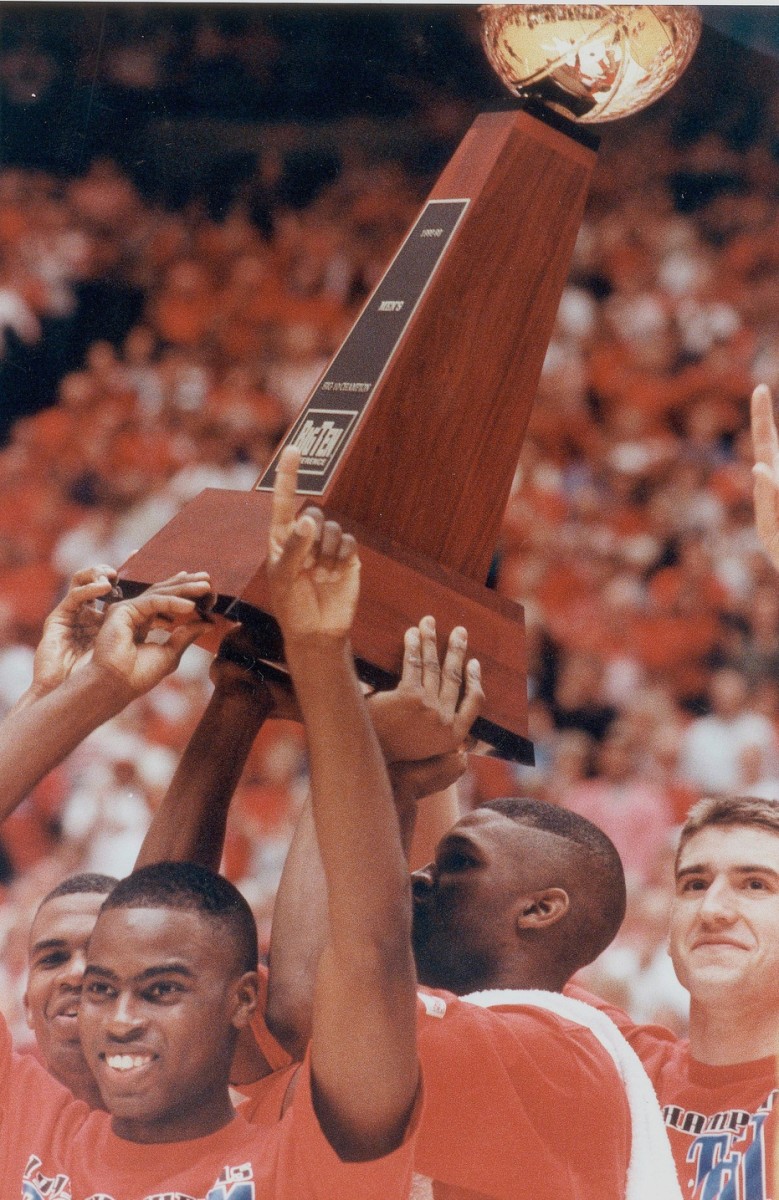 Indiana seniors Greg Graham, Chris Reynolds, Calbert Cheaney and Matt Nover raise the Big 10 trophy March 11, 1993.